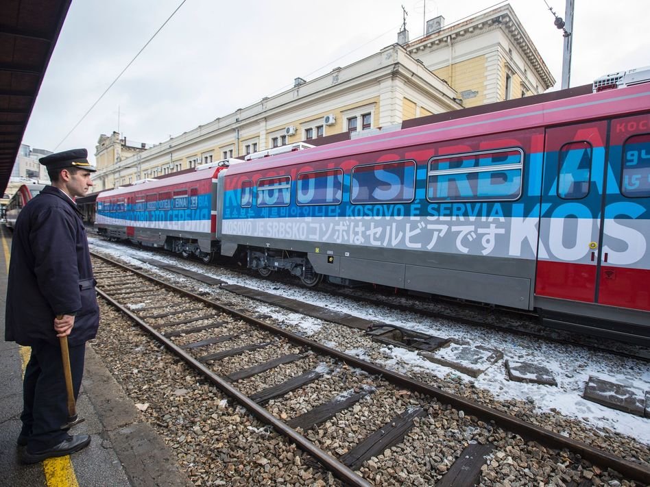 Tρένο, γεμάτο εικόνες Αγίων και σερβικά συνθήματα, λίγο έλειψε να προκαλέσει πόλεμο με το Κόσοβο [εικόνες] | iefimerida.gr 2
