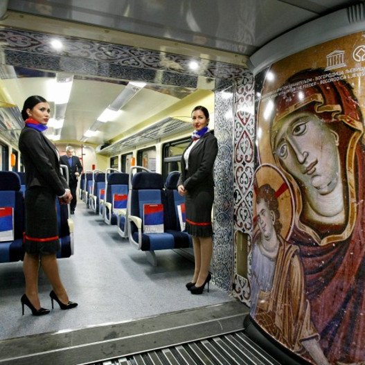 Tρένο, γεμάτο εικόνες Αγίων και σερβικά συνθήματα, λίγο έλειψε να προκαλέσει πόλεμο με το Κόσοβο [εικόνες] | iefimerida.gr 5