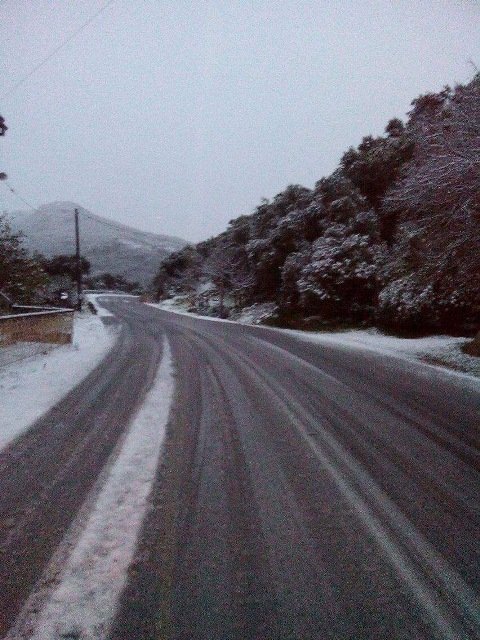 Ο χιονιάς χτύπησε και την Κέρκυρα: Αποκλείστηκαν χωριά, έκλεισαν δρόμοι [εικόνες] | iefimerida.gr 2