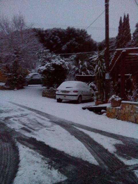 Ο χιονιάς χτύπησε και την Κέρκυρα: Αποκλείστηκαν χωριά, έκλεισαν δρόμοι [εικόνες] | iefimerida.gr 0