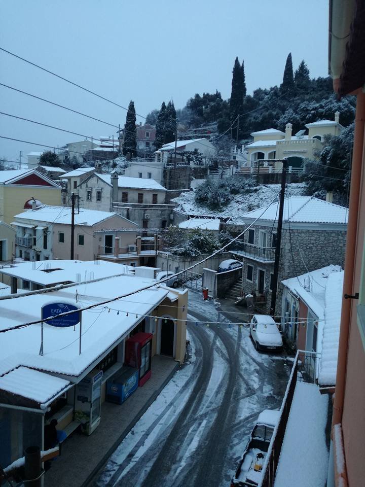 Ο χιονιάς χτύπησε και την Κέρκυρα: Αποκλείστηκαν χωριά, έκλεισαν δρόμοι [εικόνες] | iefimerida.gr 1