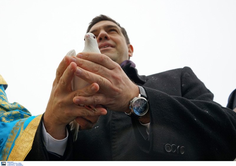 Τα Θεοφάνεια του Τσίπρα -Αφησε περιστέρι στην Αλεξανδρούπολη, φόρεσε χρυσό σταυρό σε πιστό [εικόνες & βίντεο] | iefimerida.gr 1