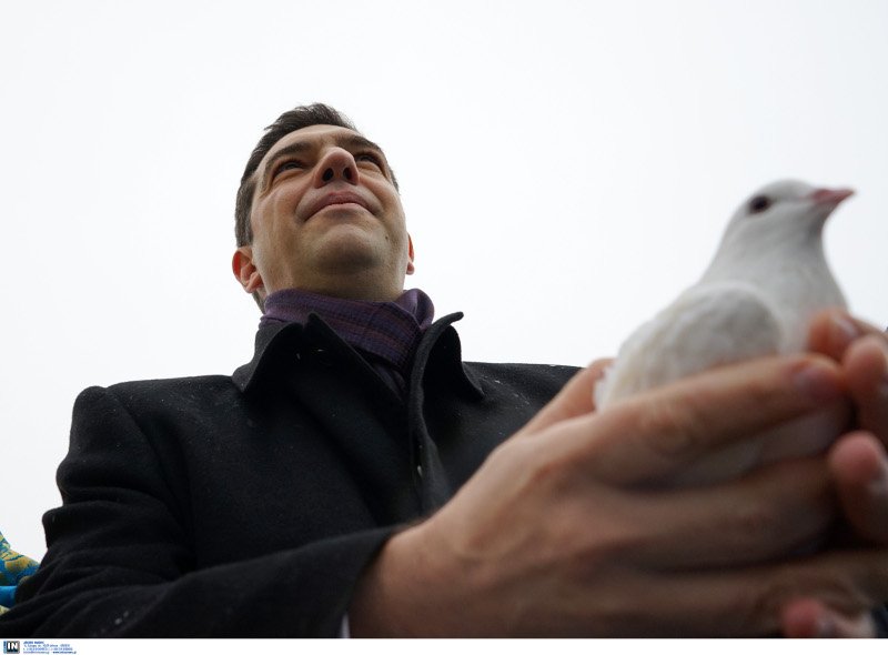 Τα Θεοφάνεια του Τσίπρα -Αφησε περιστέρι στην Αλεξανδρούπολη, φόρεσε χρυσό σταυρό σε πιστό [εικόνες & βίντεο] | iefimerida.gr 2