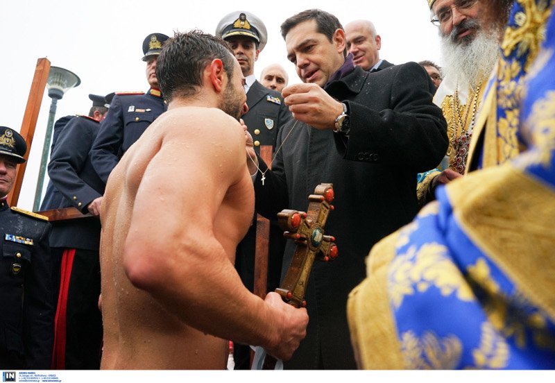 Τα Θεοφάνεια του Τσίπρα -Αφησε περιστέρι στην Αλεξανδρούπολη, φόρεσε χρυσό σταυρό σε πιστό [εικόνες & βίντεο] | iefimerida.gr 7