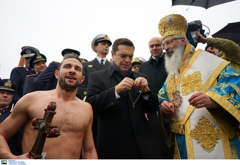 Τα Θεοφάνεια του Τσίπρα -Αφησε περιστέρι στην Αλεξανδρούπολη, φόρεσε χρυσό σταυρό σε πιστό [εικόνες & βίντεο] | iefimerida.gr 6