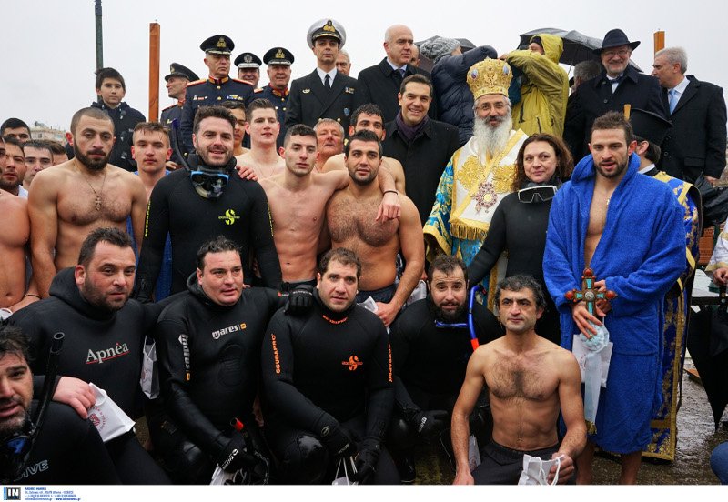 Τα Θεοφάνεια του Τσίπρα -Αφησε περιστέρι στην Αλεξανδρούπολη, φόρεσε χρυσό σταυρό σε πιστό [εικόνες & βίντεο] | iefimerida.gr 5