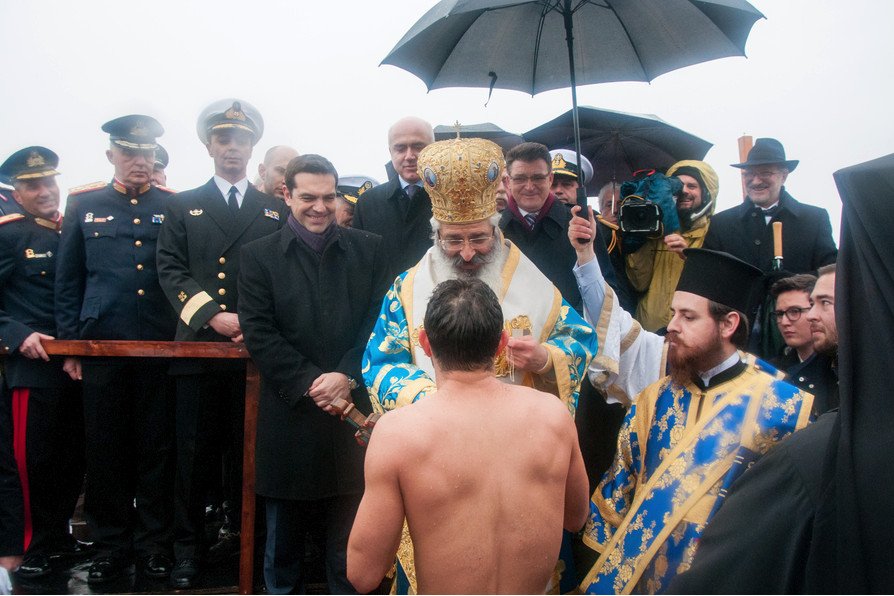 Τα Θεοφάνεια του Τσίπρα -Αφησε περιστέρι στην Αλεξανδρούπολη, φόρεσε χρυσό σταυρό σε πιστό [εικόνες & βίντεο] | iefimerida.gr 4