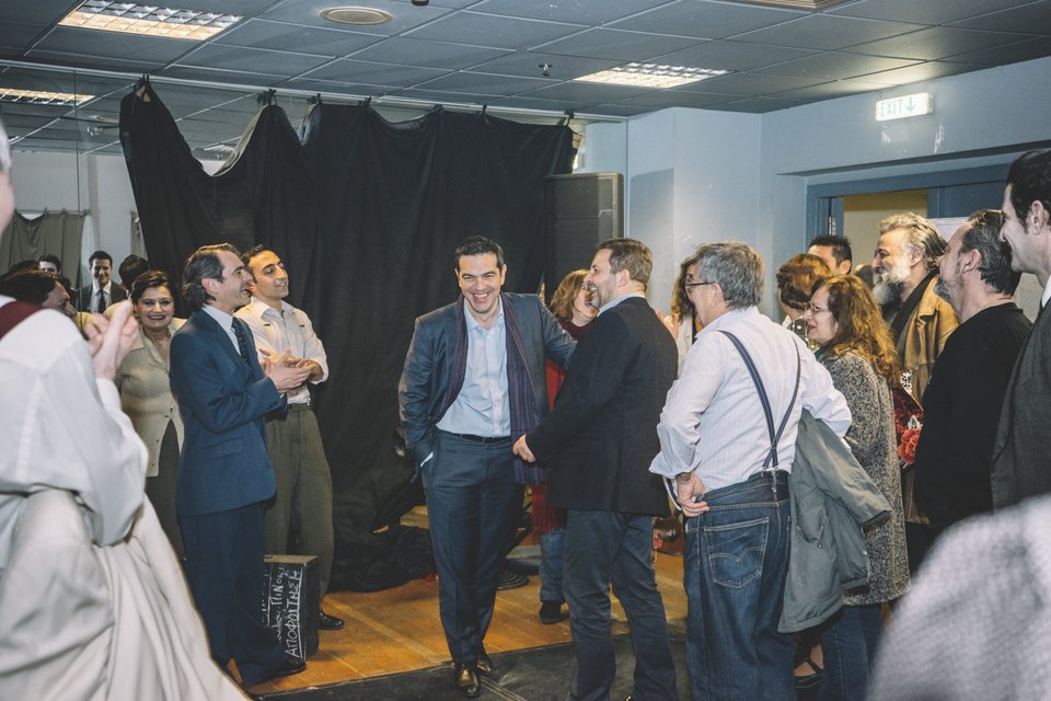 Τσίπρας-Περιστέρα πήγαν θέατρο στη Θεσσαλονίκη -Στο «Τρίτο Στεφάνι» [εικόνες] | iefimerida.gr 0