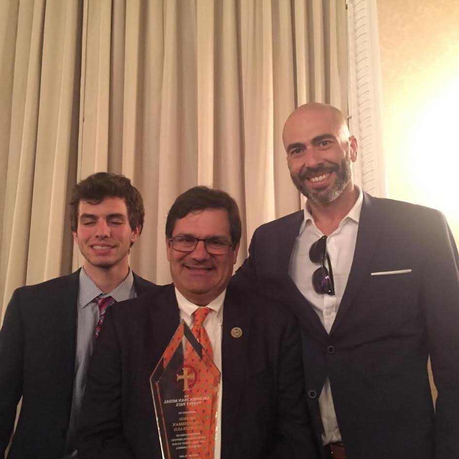 Ο Βαλάντης με τον ξάδερφο του λίγο πριν την ορκωμοσία Τραμπ [εικόνα] | iefimerida.gr 0