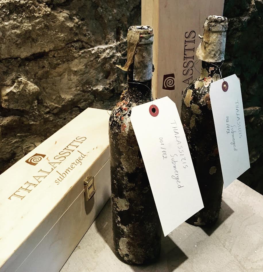 Το κρασί που αναδύεται από το βυθό της Σαντορίνης [εικόνες & βίντεο] | iefimerida.gr 0