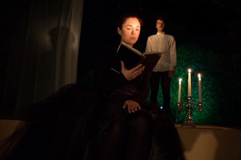 «Το στρίψιμο της βίδας»: Μια παραίσθηση επί σκηνής [εικόνες & τρέιλερ]  | iefimerida.gr 0