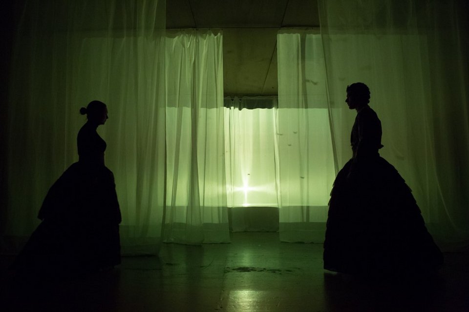 «Το στρίψιμο της βίδας»: Μια παραίσθηση επί σκηνής [εικόνες & τρέιλερ]  | iefimerida.gr 3