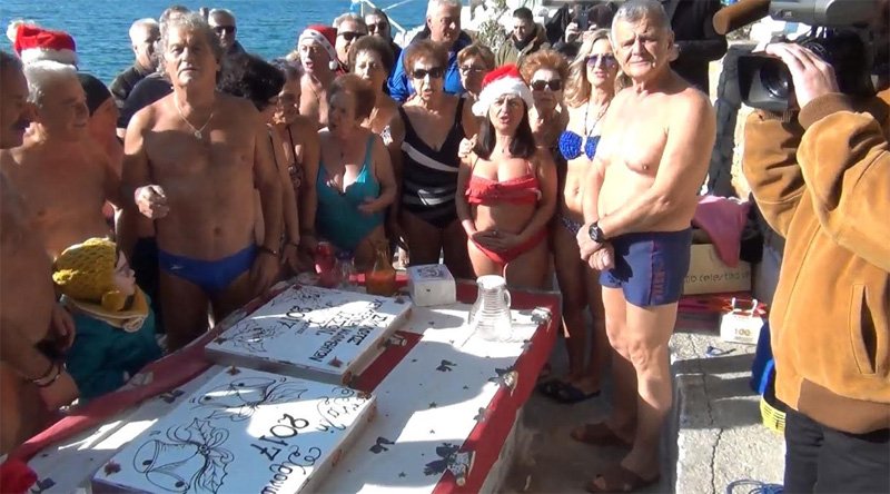 Εκοψαν βασιλόπιτα και βούτηξαν στα παγωμένα νερά οι χειμερινοί κολυμβητές [εικόνες & βίντεο] | iefimerida.gr 1