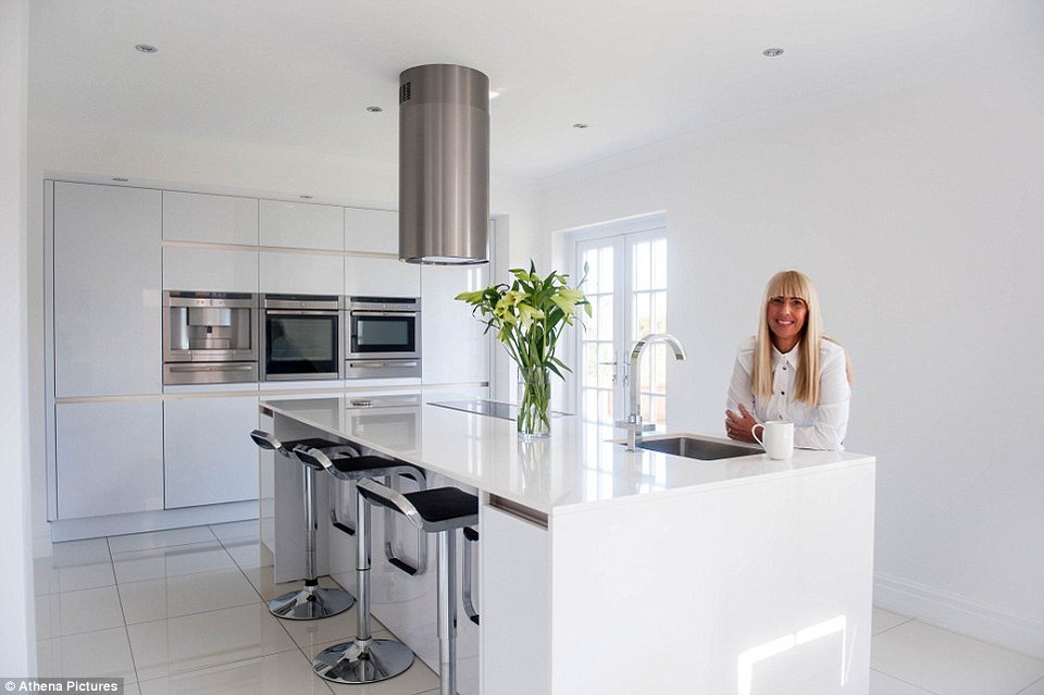 Ο πραγματικός «Λευκός Οίκος» -Γυναίκα διακόσμησε το σπίτι της μόνο με λευκό χρώμα [εικόνες]   | iefimerida.gr 0