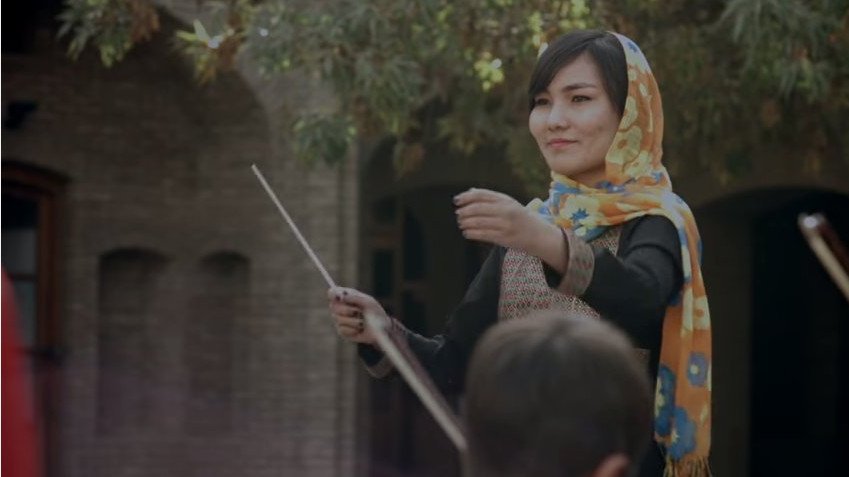 Φτωχά κορίτσια από το Αφγανιστάν θα παίξουν μουσική για τους ισχυρούς του Νταβός [εικόνες & βίντεο]   | iefimerida.gr 2