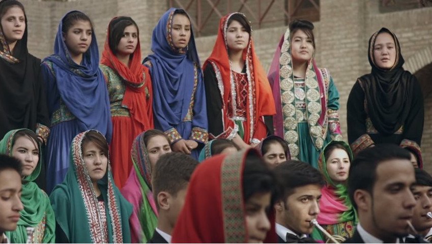 Φτωχά κορίτσια από το Αφγανιστάν θα παίξουν μουσική για τους ισχυρούς του Νταβός [εικόνες & βίντεο]   | iefimerida.gr 1