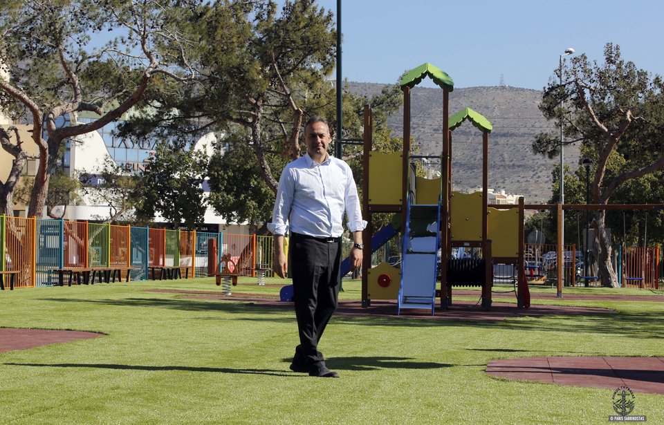 Η Γλυφάδα ομορφαίνει: Η πλατεία Ξενοφώντος απέκτησε μία υπερσύγχρονη παιδική χαρά | iefimerida.gr 1