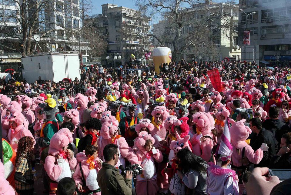 Καρναβαλικά έθιμα στη βόρεια Ελλάδα: Γενίτσαροι, Μπούλες και κουδουνοφόροι [εικόνες]  | iefimerida.gr 3