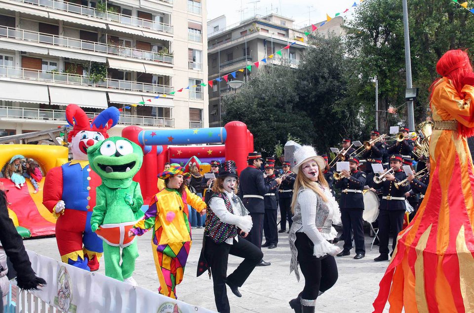 Απόκριες στον Πειραιά με αναβίωση της Τρούμπας [εικόνες]  | iefimerida.gr 1