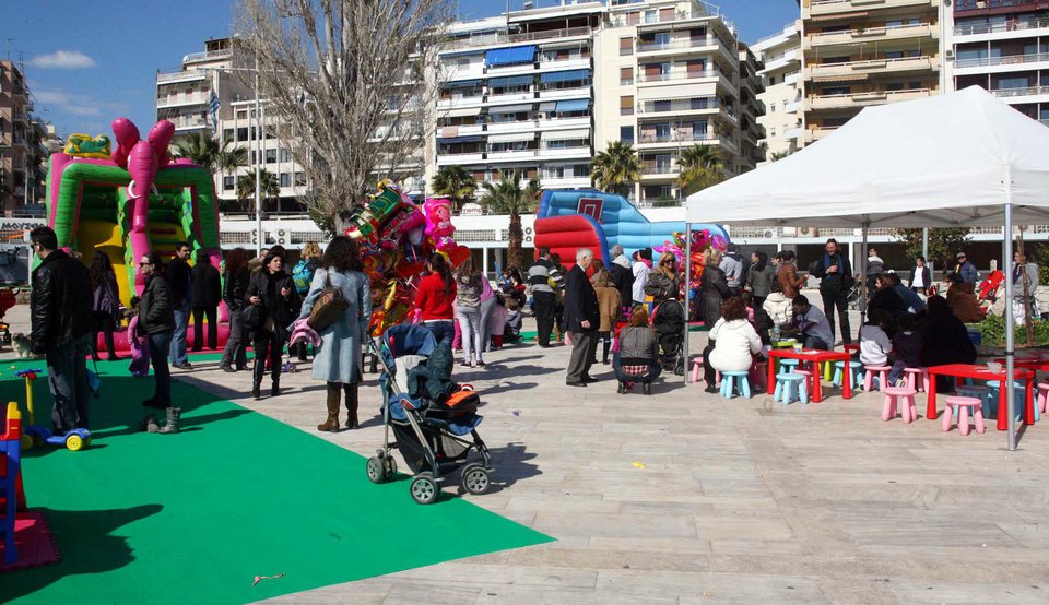 Απόκριες στον Πειραιά με αναβίωση της Τρούμπας [εικόνες]  | iefimerida.gr 0