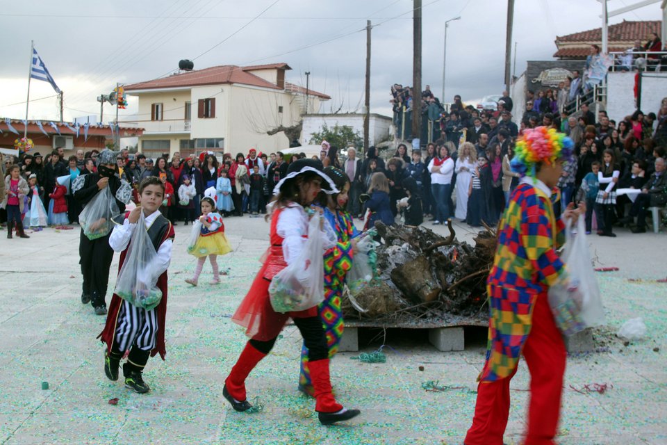 Αρχισαν τα νταούλια και τα τσάμικα στον Βλάχικο Γάμο στη Θήβα [εικόνες & βίντεο]  | iefimerida.gr 1