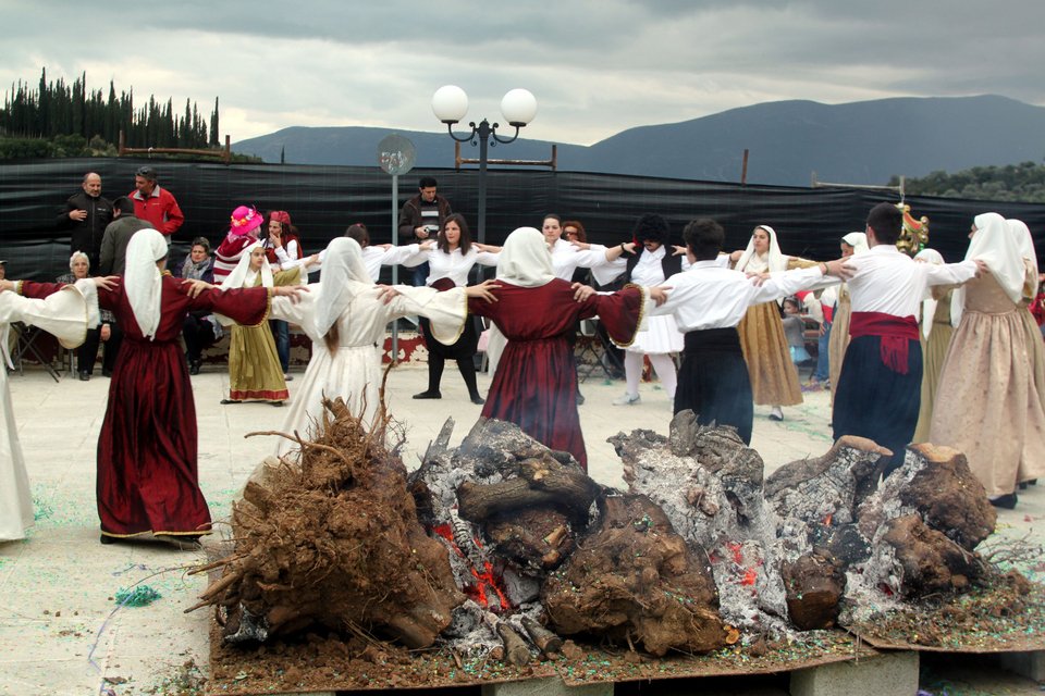 Αρχισαν τα νταούλια και τα τσάμικα στον Βλάχικο Γάμο στη Θήβα [εικόνες & βίντεο]  | iefimerida.gr 0
