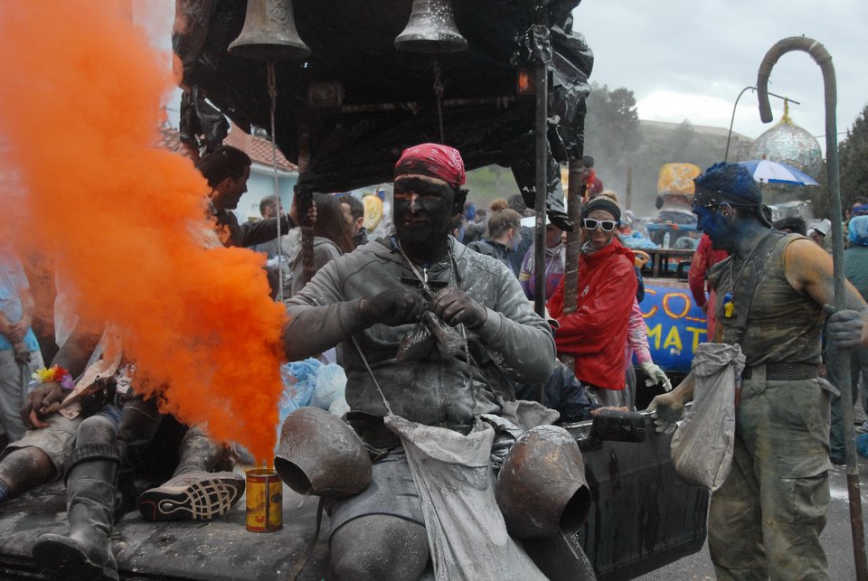 Αλευρομουτζουρώματα στο Γαλαξίδι -Εθιμο του 1800 [εικόνες]  | iefimerida.gr 2