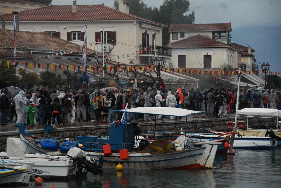 Αλευρομουτζουρώματα στο Γαλαξίδι -Εθιμο του 1800 [εικόνες]  | iefimerida.gr 4