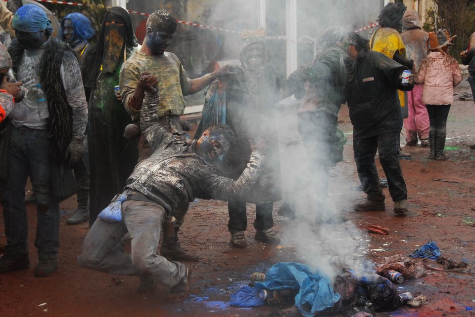 Αλευρομουτζουρώματα στο Γαλαξίδι -Εθιμο του 1800 [εικόνες]  | iefimerida.gr 0