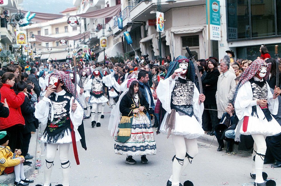 Καρναβαλικά έθιμα στη βόρεια Ελλάδα: Γενίτσαροι, Μπούλες και κουδουνοφόροι [εικόνες]  | iefimerida.gr 1