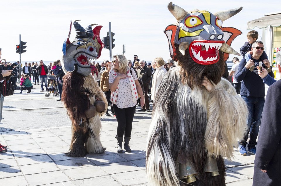 Καρναβαλικά έθιμα στη βόρεια Ελλάδα: Γενίτσαροι, Μπούλες και κουδουνοφόροι [εικόνες]  | iefimerida.gr 2