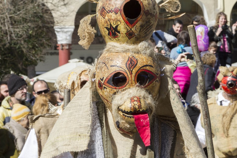 Καρναβαλικά έθιμα στη βόρεια Ελλάδα: Γενίτσαροι, Μπούλες και κουδουνοφόροι [εικόνες]  | iefimerida.gr 0