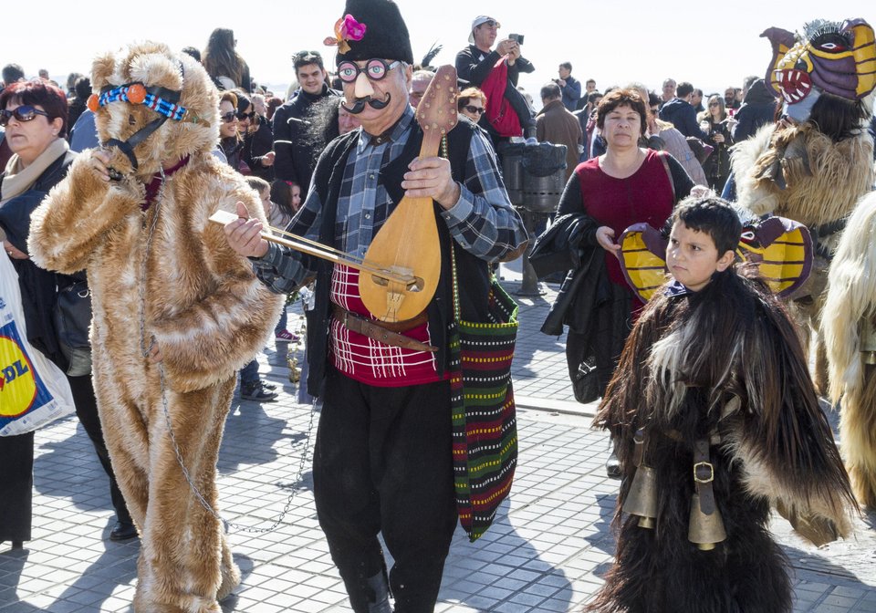 Καρναβαλικά έθιμα στη βόρεια Ελλάδα: Γενίτσαροι, Μπούλες και κουδουνοφόροι [εικόνες]  | iefimerida.gr 4