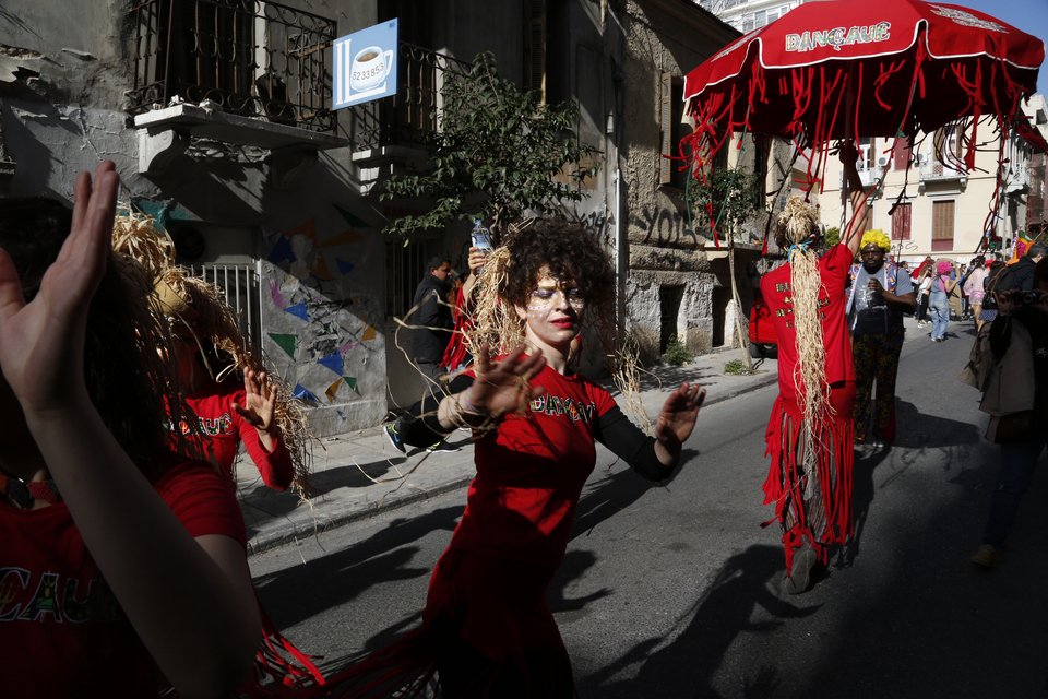 Απόκριες στην Αθήνα: Τσικνοσάββατο στο Κουκάκι -Καρναβάλι σε Φωκίωνος και Μοναστηράκι | iefimerida.gr 2
