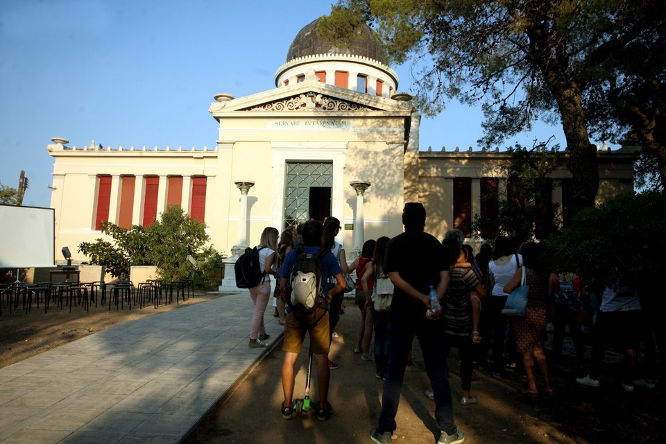 Αργεντινός καλλιτέχνης γεμίζει καλαμπόκια και αρωματικά φυτά το Αστεροσκοπείο Αθηνών [εικόνα]  | iefimerida.gr 1