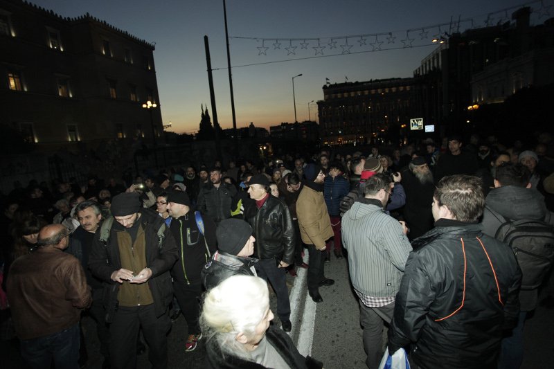 Επεισόδια έξω από τη Βουλή - Οπαδοί της ΑΕΚ ανέβασαν πανό για τη Μονή Εσφιγμένου [εικόνες] | iefimerida.gr 0