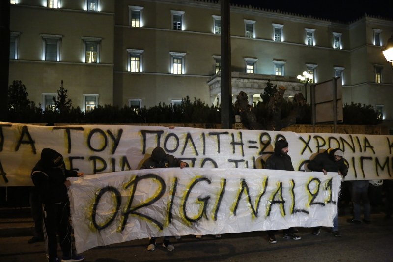 Επεισόδια έξω από τη Βουλή - Οπαδοί της ΑΕΚ ανέβασαν πανό για τη Μονή Εσφιγμένου [εικόνες] | iefimerida.gr 1