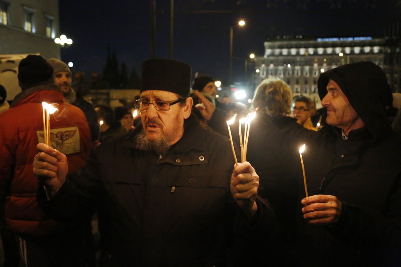 Επεισόδια έξω από τη Βουλή - Οπαδοί της ΑΕΚ ανέβασαν πανό για τη Μονή Εσφιγμένου [εικόνες] | iefimerida.gr 2