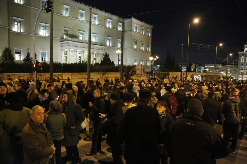 Επεισόδια έξω από τη Βουλή - Οπαδοί της ΑΕΚ ανέβασαν πανό για τη Μονή Εσφιγμένου [εικόνες] | iefimerida.gr 4