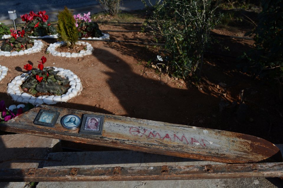 Συγκίνηση και δάκρυα στο τρισάγιο για τον ένα χρόνο από τον θάνατο του Παντελή Παντελίδη [εικόνες] | iefimerida.gr 0