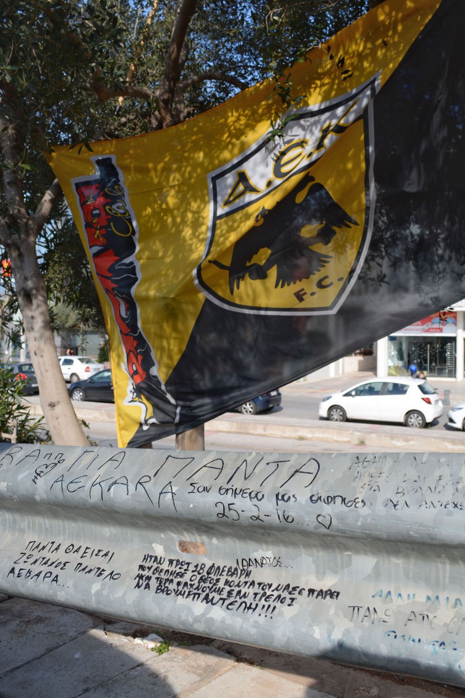 Συγκίνηση και δάκρυα στο τρισάγιο για τον ένα χρόνο από τον θάνατο του Παντελή Παντελίδη [εικόνες] | iefimerida.gr 7