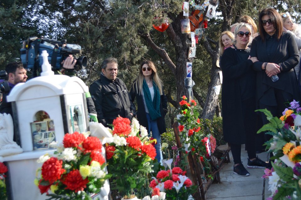 Συγκίνηση και δάκρυα στο τρισάγιο για τον ένα χρόνο από τον θάνατο του Παντελή Παντελίδη [εικόνες] | iefimerida.gr 3