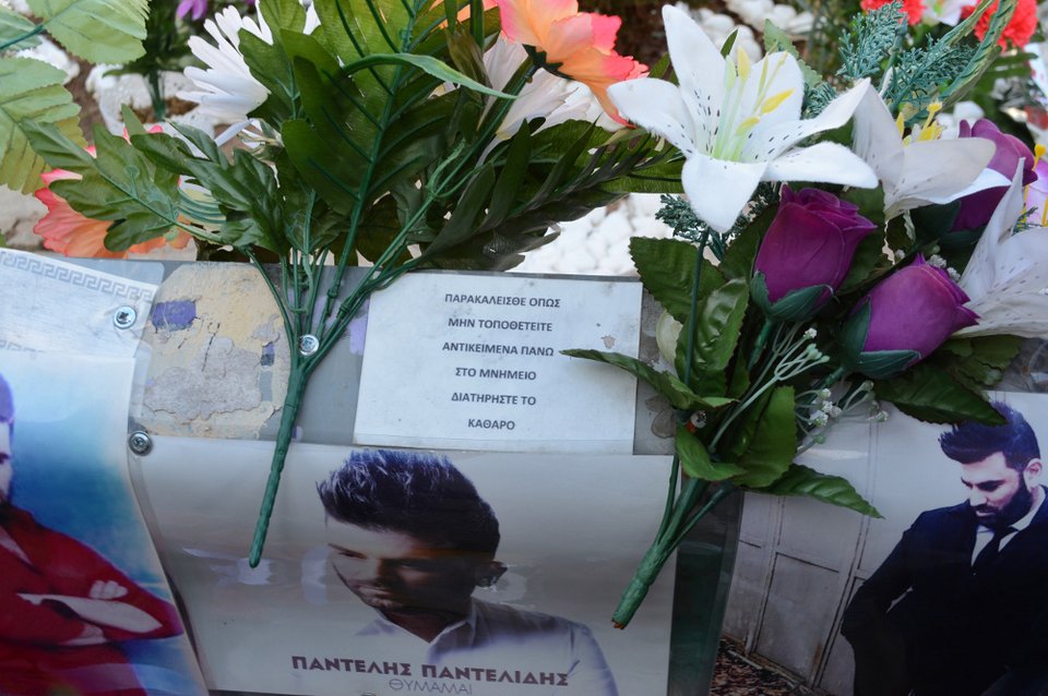 Συγκίνηση και δάκρυα στο τρισάγιο για τον ένα χρόνο από τον θάνατο του Παντελή Παντελίδη [εικόνες] | iefimerida.gr 4