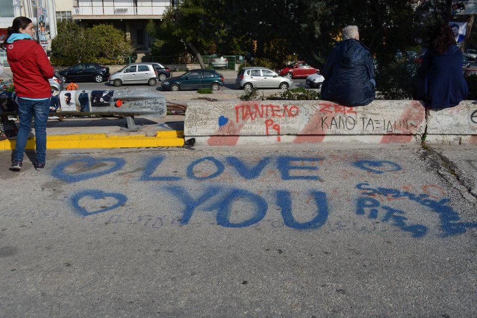 Συγκίνηση και δάκρυα στο τρισάγιο για τον ένα χρόνο από τον θάνατο του Παντελή Παντελίδη [εικόνες] | iefimerida.gr 5
