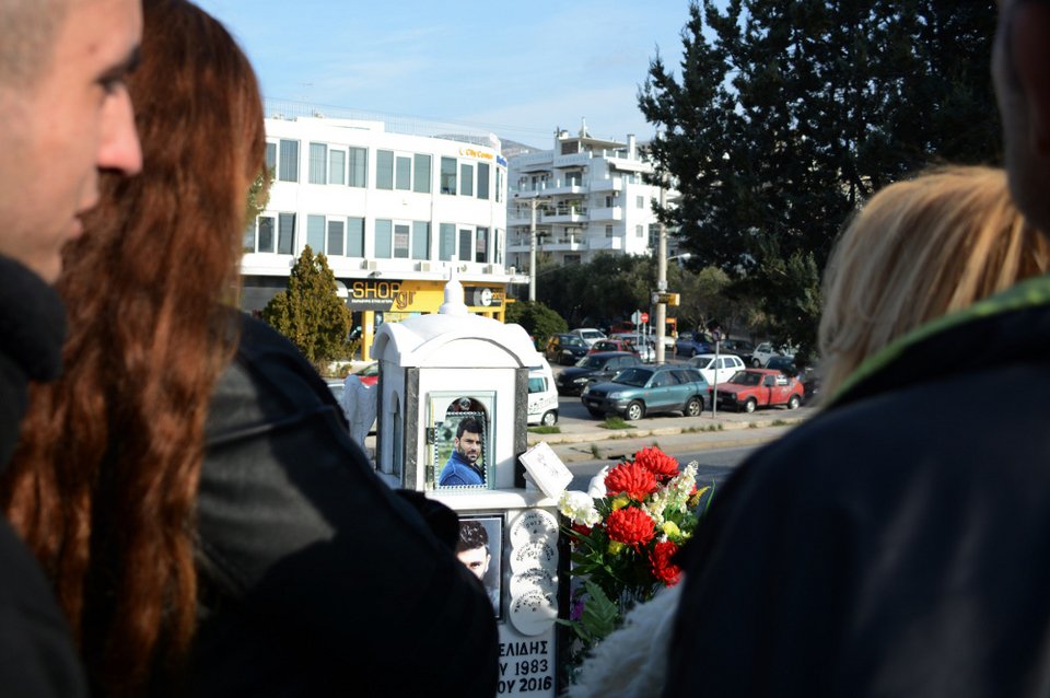 Συγκίνηση και δάκρυα στο τρισάγιο για τον ένα χρόνο από τον θάνατο του Παντελή Παντελίδη [εικόνες] | iefimerida.gr 8