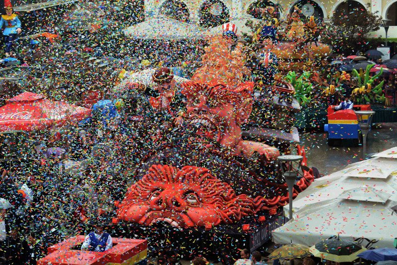 30.000 καρναβαλιστές παρέλασαν υπό βροχή στην Πάτρα! [εικόνες & βίντεο] | iefimerida.gr 4