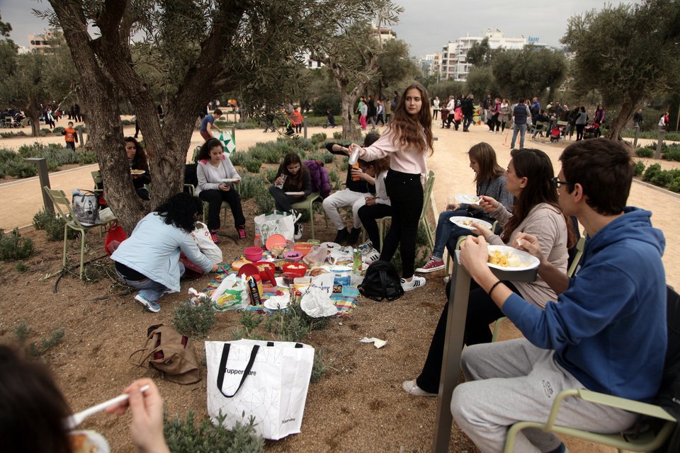 Κούλουμα με ταπεράκια και κλαρίνα στο (δημόσιο) Κέντρο Πολιτισμού Σταύρος Νιάρχος [εικόνες]  | iefimerida.gr 4