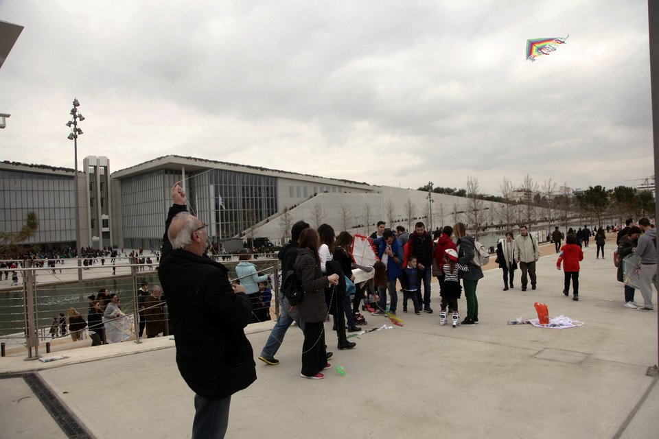 Κούλουμα με ταπεράκια και κλαρίνα στο (δημόσιο) Κέντρο Πολιτισμού Σταύρος Νιάρχος [εικόνες]  | iefimerida.gr 0