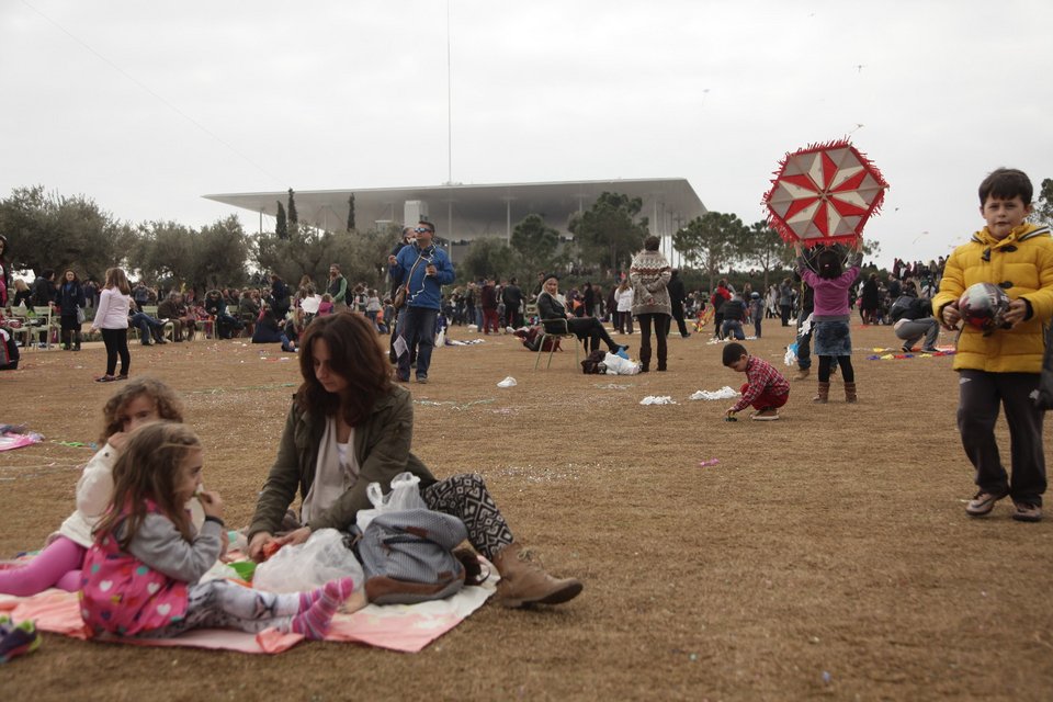 Κούλουμα με ταπεράκια και κλαρίνα στο (δημόσιο) Κέντρο Πολιτισμού Σταύρος Νιάρχος [εικόνες]  | iefimerida.gr 5