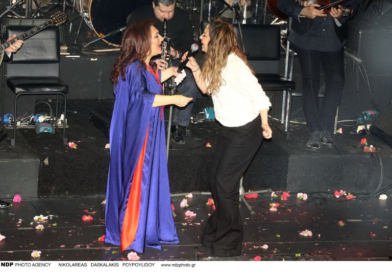 Το φιλί στο στόμα της Ελένης Βιτάλη με την Μελίνα Ασλανίδου on stage [εικόνες] | iefimerida.gr 4